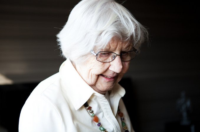 starsza-pani-w-okularach